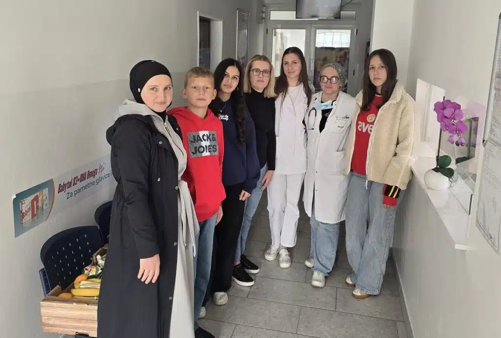 Učenici OŠ Dolac obradovali mališane Doma zdravlja Travnik poklonima i osmijesima
