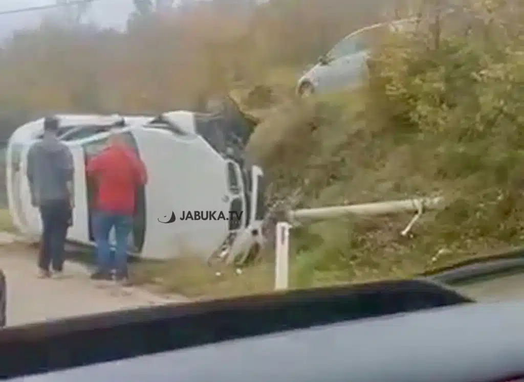 Grude: Dvije osobe ozlijeđene u prevrtanju automobila