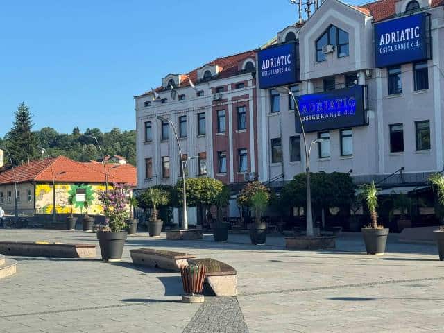 Kantonalna privredna komora Tuzla nudi kancelariju za iznajmljivanje na Trgu slobode