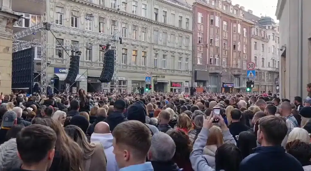 Građani širom BiH i regiona okupili se u sjećanje na Halida Bešlića (VIDEO)