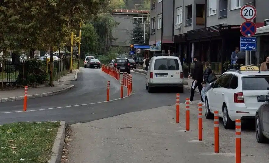Hoće li stubići u Bosni Srebrenoj završiti kao oni kod škole Pazar?