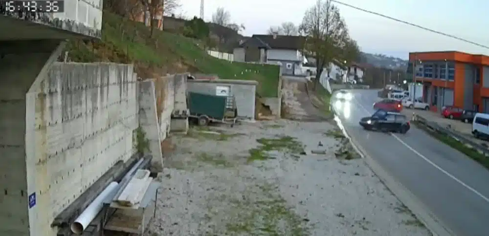 BiH: Skrivili prometnu nesreću, potukli se pa pokušali pregaziti ljude