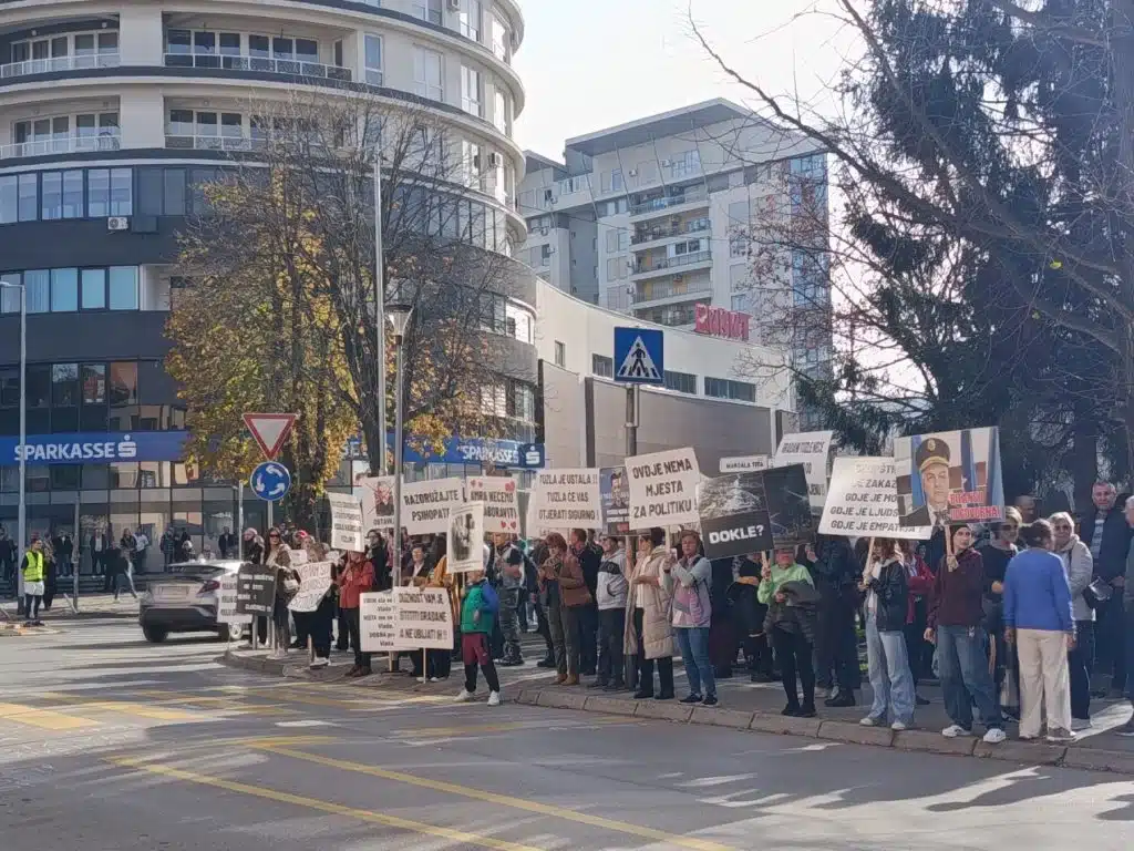 Građani se okupili ispred MUP-a TK: Traže odgovornost nakon tragedije i hapšenja u Tuzli