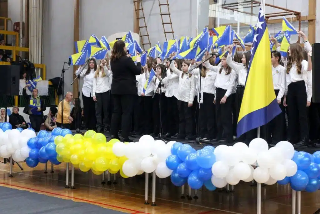 Više od 1300 učenika Tuzle učestvovalo u manifestaciji „Bosni i Hercegovini“ povodom Dana državnosti