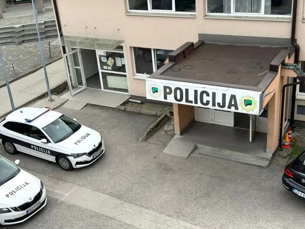Muškarac preminuo u prostorijama policije, zadržan zbog nasilja u obitelji