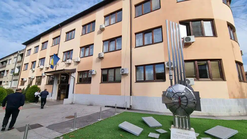 Nastavnik u Sapni prijetio učenicima, zadržan na liječenju