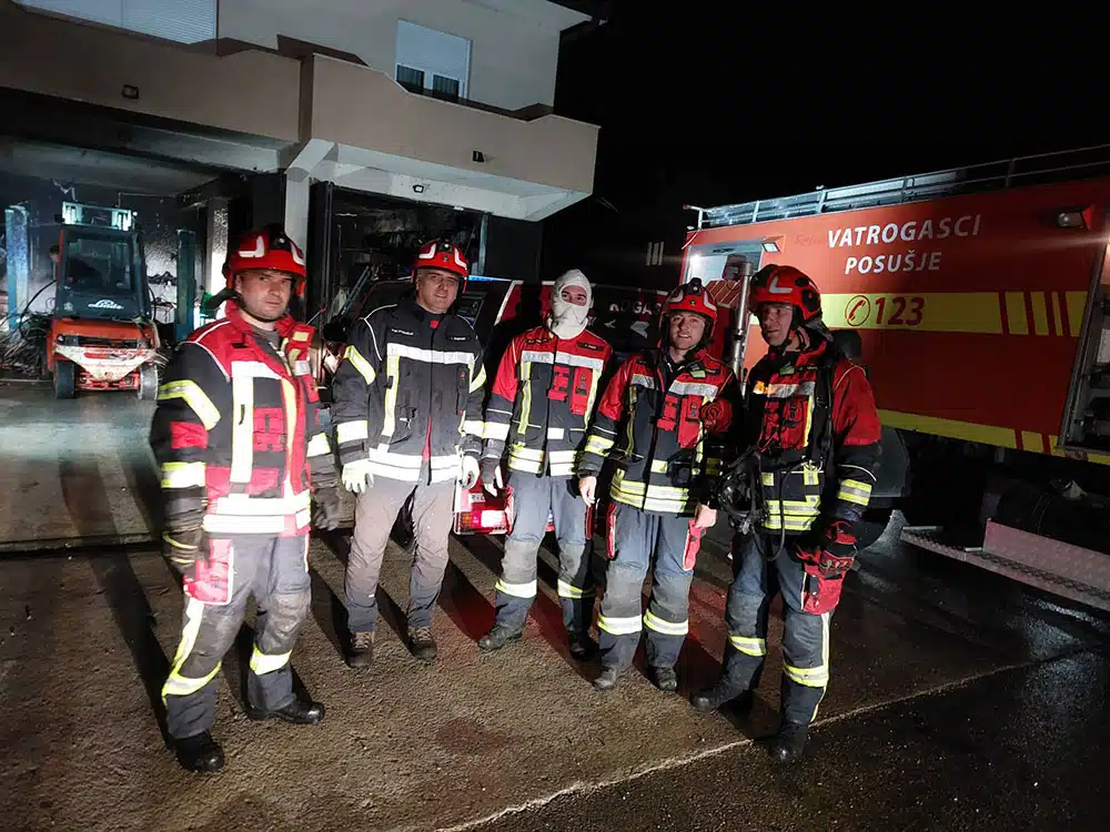 Posuški vatrogasci brzom intervencijom spasili stambeno-poslovni objekt