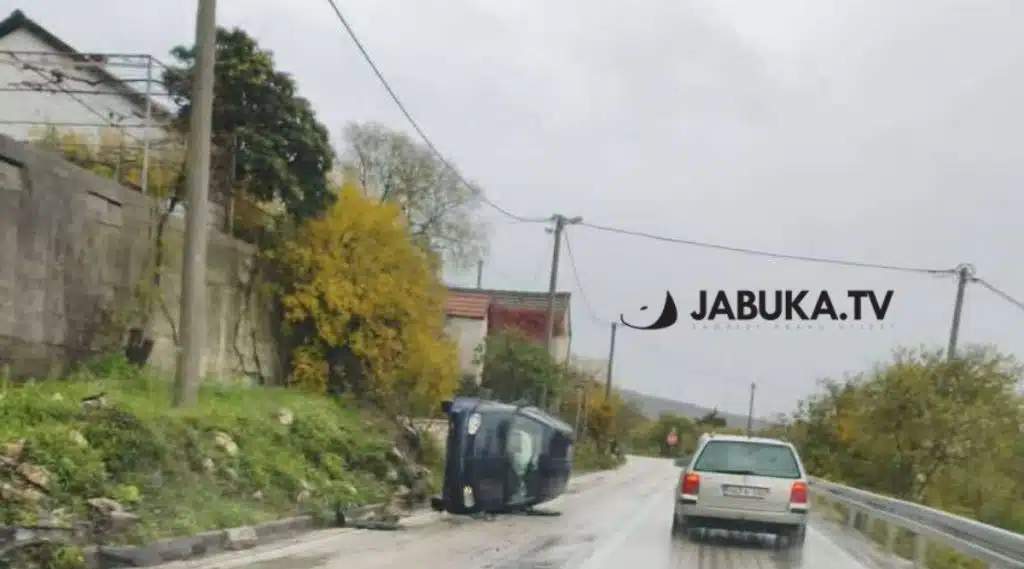 Prevrnuo se automobil između Mostara i Širokog Brijega