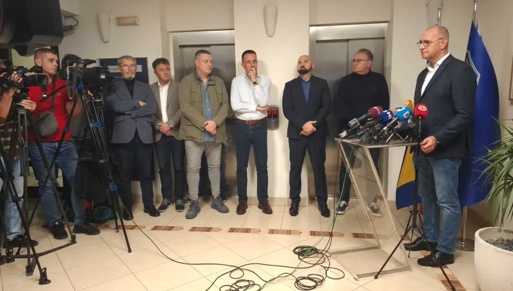 Nikšić, Isak i Lakić posjetili Dom penzionera Tuzla nakon tragedije, najavljena pomoć u sanaciji