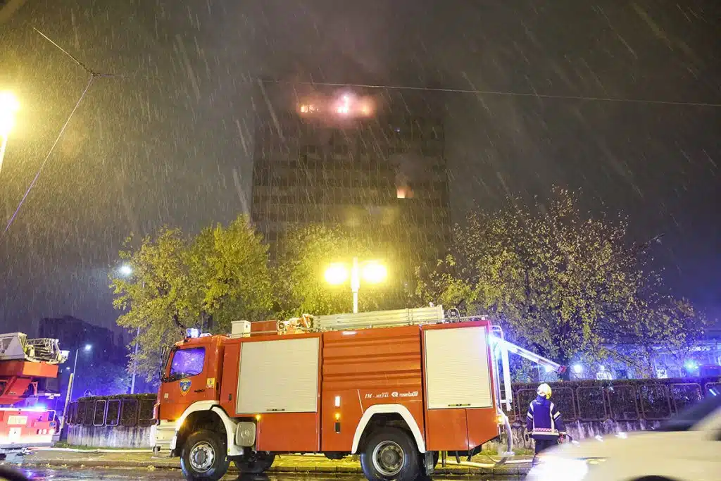 Strašan požar progutao katove Vjesnikova nebodera u Zagrebu, na terenu 93 vatrogasca