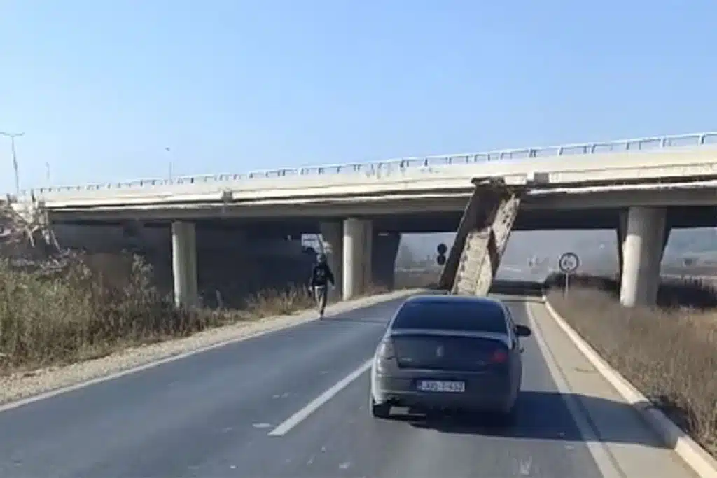 VIDEO | Prikolicom u nadvožnjak: Širi se snimka bizarne nesreće u BiH