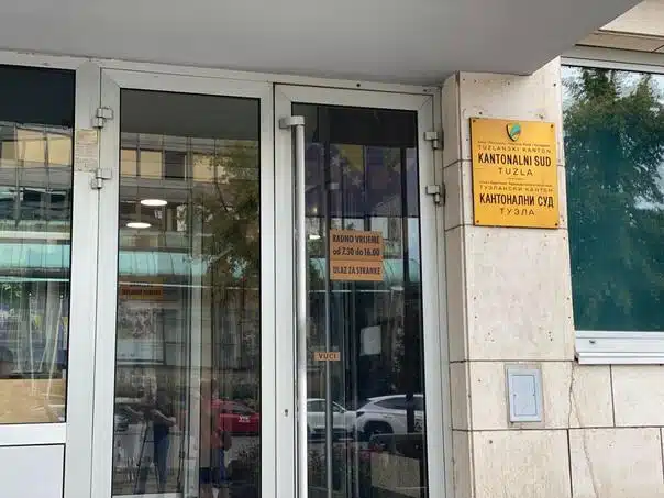 Dvojica muškaraca osuđeni na gotovo 15 godina zatvora za oružana pljačkanja u Srebreniku