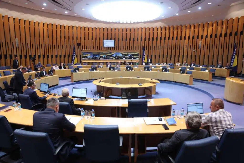 Sjednica Doma naroda PSBiH prekinuta zbog izostanka delegata