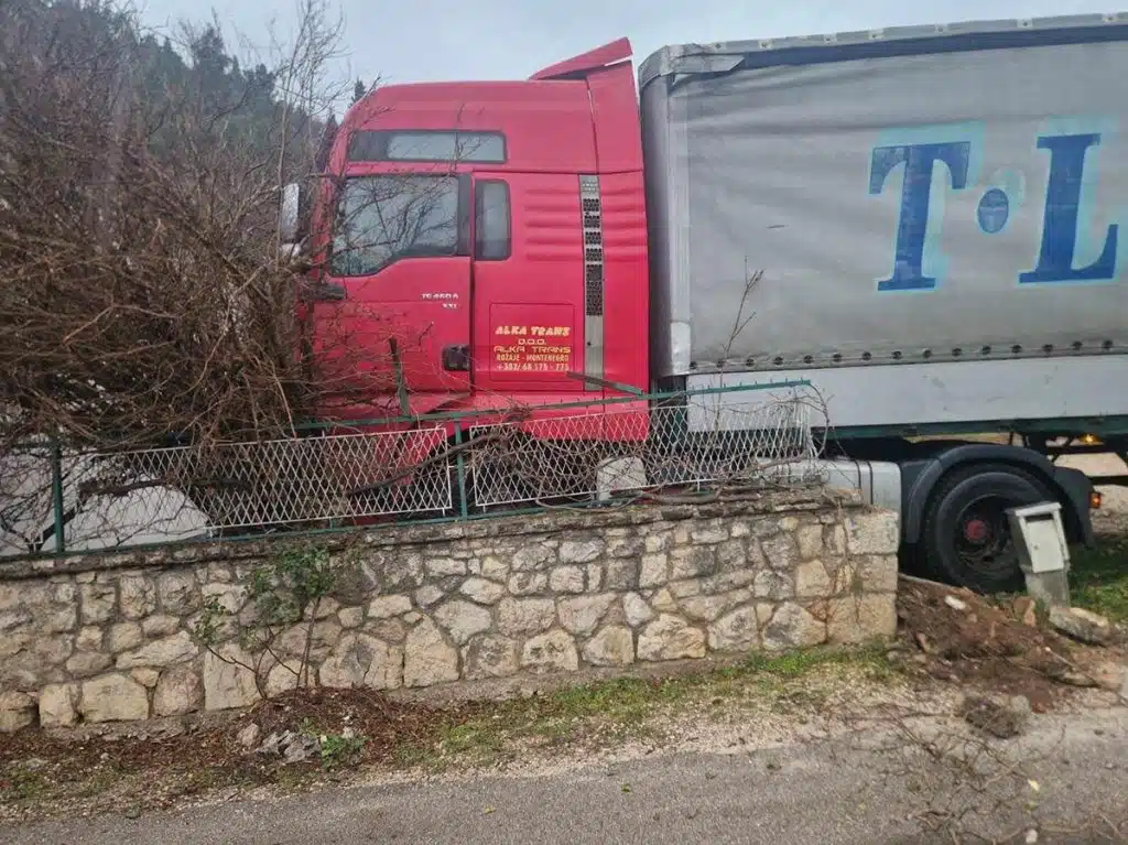 Kamion sletio s ceste u Stocu, oštećene dvije kuće