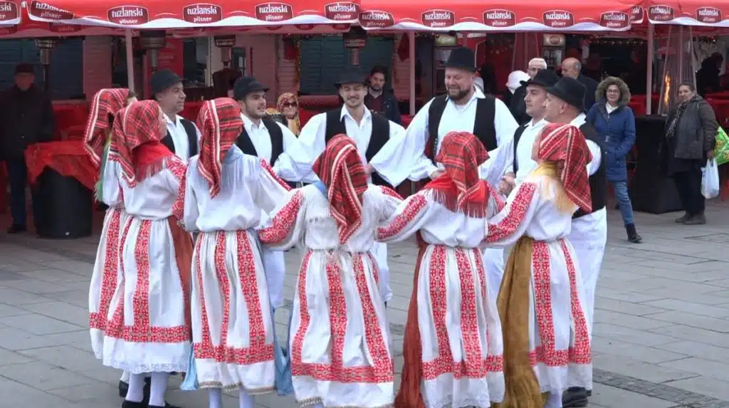 Uz igru i pjesmu obilježen katolički Božić u Tuzli (VIDEO)
