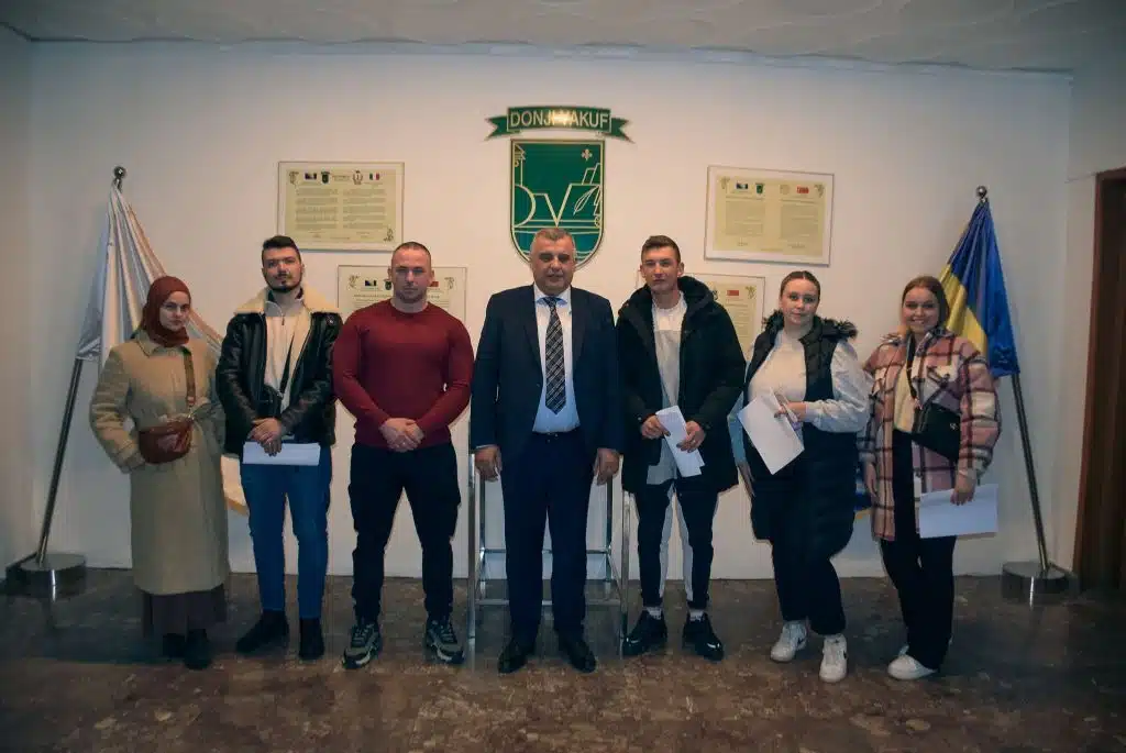 Donji Vakuf: Potpisani ugovori sa pet mladih bračnih parova koji su dobili na korištenje stanove pod simboličnom zakupninom