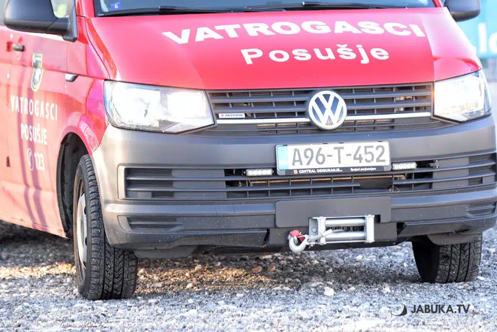 Dvije osobe ozlijeđene u nesrećama kod Ljubuškog i Gruda, u Posušju gorio automobil
