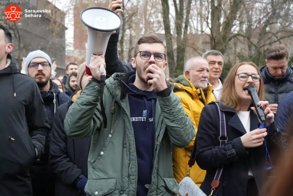Foto/ Studenti poslali jasne poruke Vladi KS: “Gdje vam je čast? Čekamo vas napolju!”