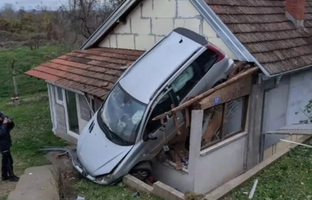 Nesvakidašnja nesreća u Srbiji: Automobil završio na krovu kuće