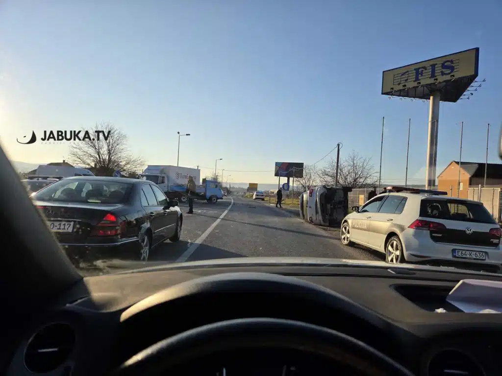 Prometna nesreća kod Mostara: Automobil se prevrnuo na bok