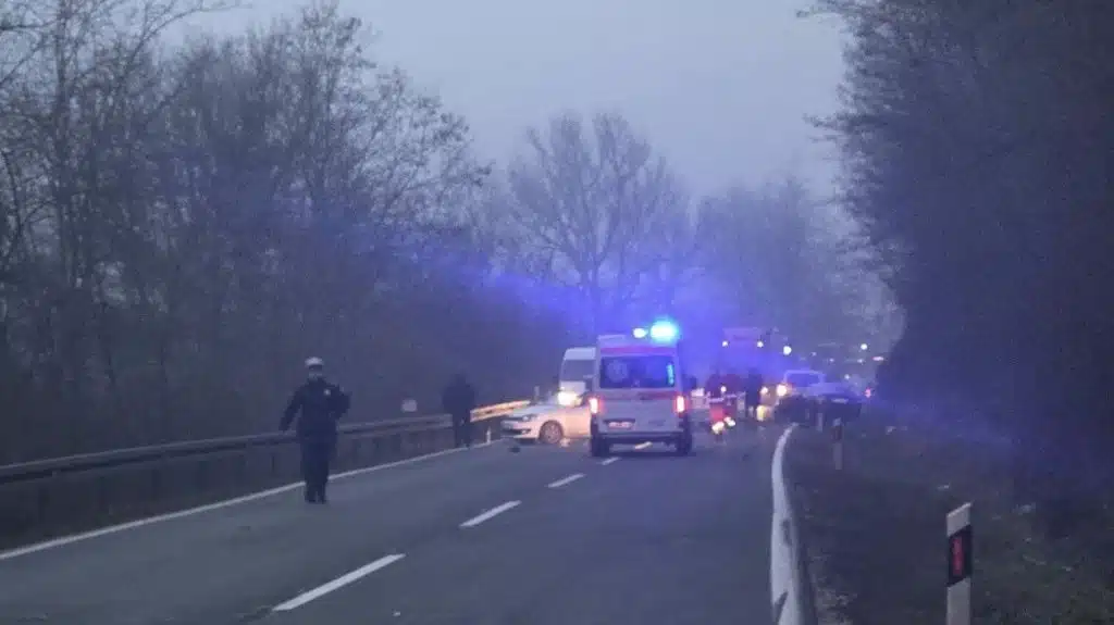 Sudar pet vozila na M-17, jedna osoba ozlijeđena