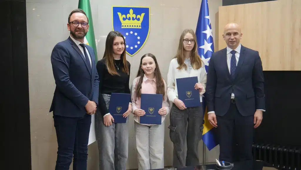 Premijer Pivić primio osnovce autore nagrađenih likovnih radova na temu borbe protiv korupcije