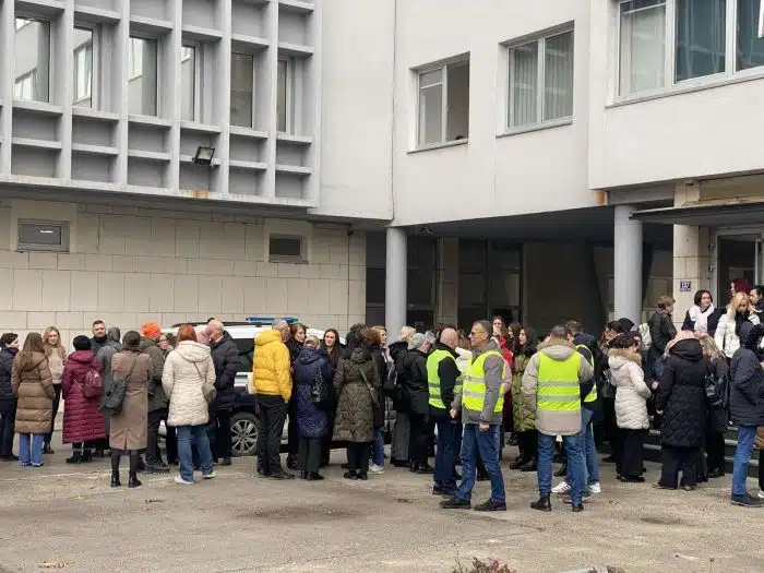 Oko 200 radnika pravosuđa TK u mirnoj protestnoj šetnji tražilo povećanje plata