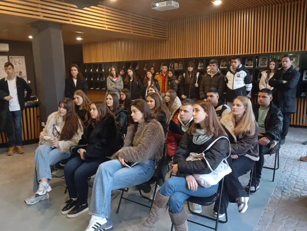 Učenici iz Tuzle i Sjeverne Makedonije posjetili Memorijalni centar ”Kapija” (FOTO)