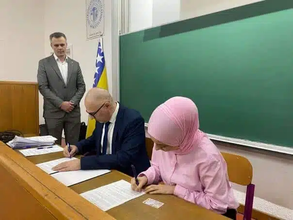 Potpisani ugovori o stipendiranju 107 najuspješnijih studenata Tuzlanskog kantona
