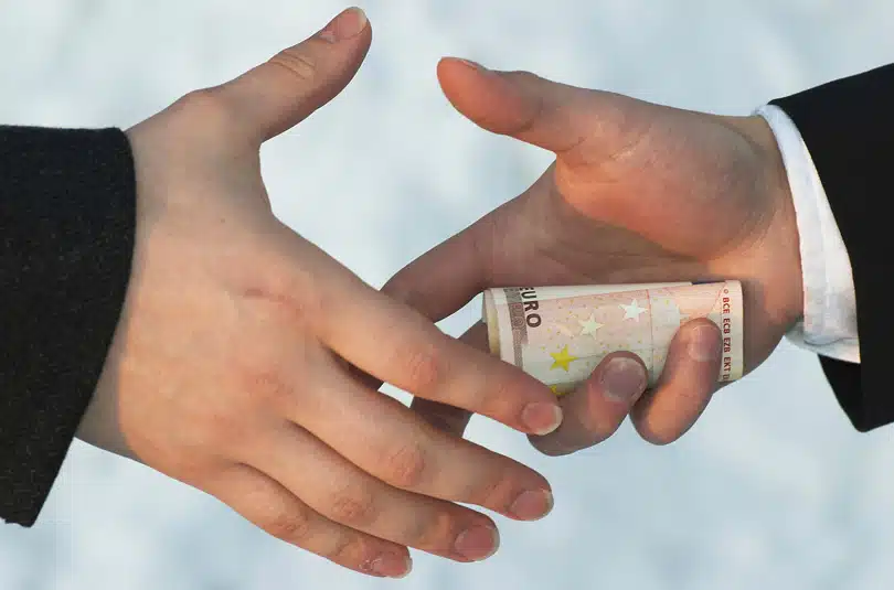 Pao carinski službenik: Godina dana zatvora i 35.000 KM kazne zbog mita