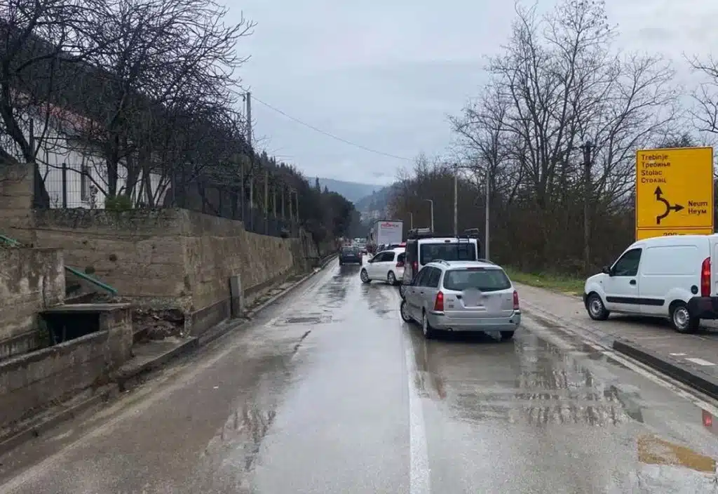 Stolac: Tri osobe ozlijeđene u sudaru dvaju vozila