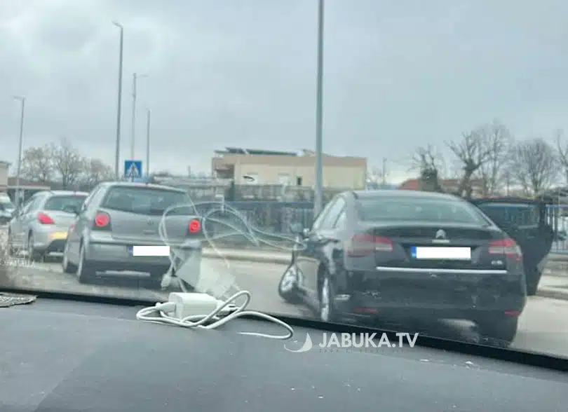 Čitluk: Citroen oštećen nakon udara o rubnik