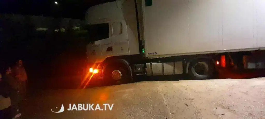 Šleper pratio navigaciju pa zaglavio u Ljubuškom: Cesta prema staroj kasarni blokirana, traje izvlačenje