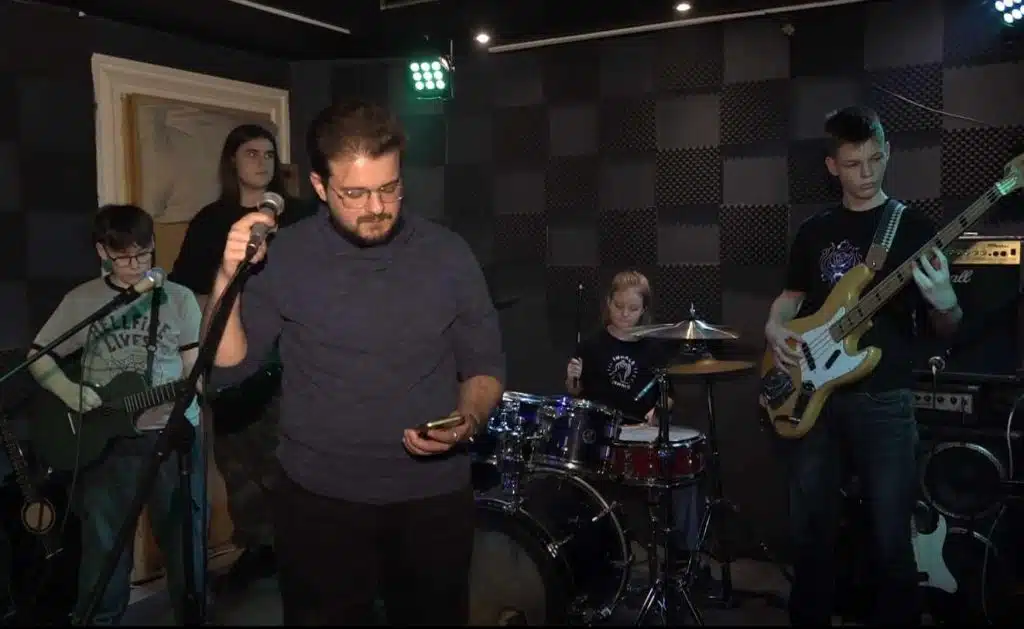 Mladi muzičari Tuzle pokazali znanje: Koncert polaznika Tuzla Rock School okupio ljubitelje rocka (VIDEO)