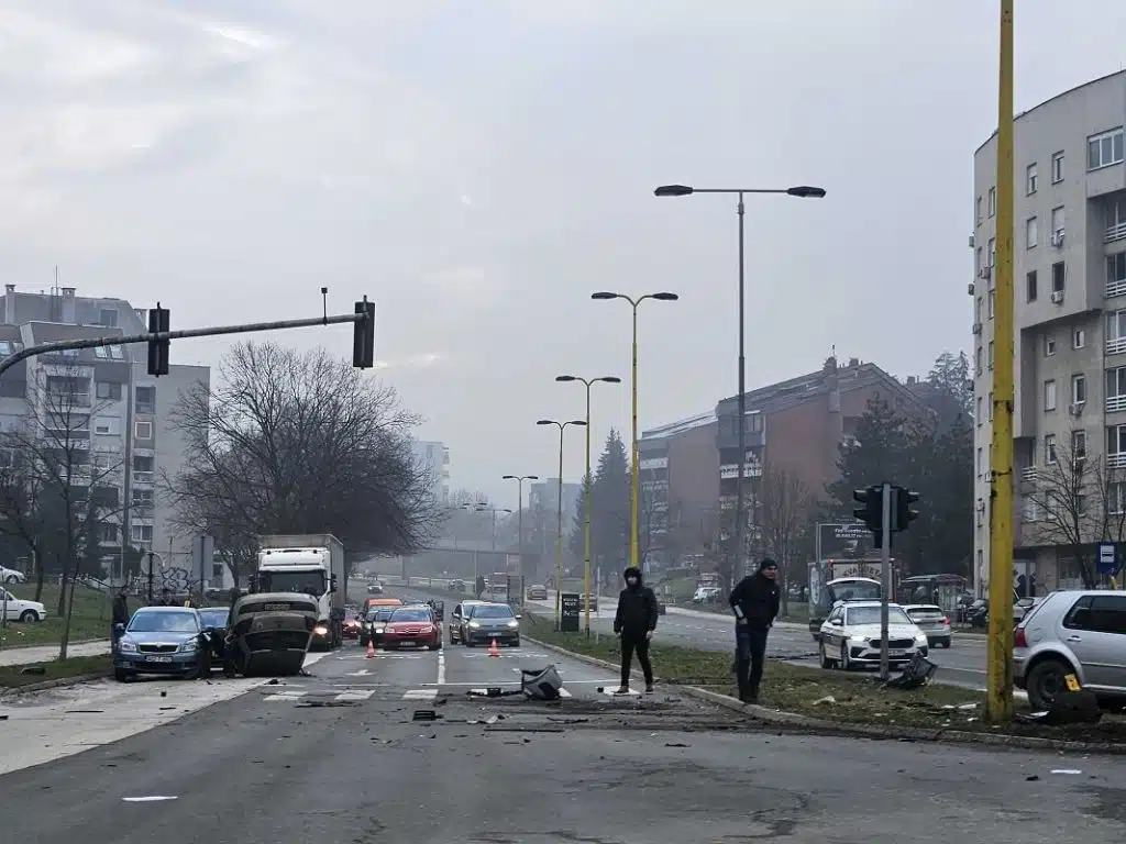 Teška saobraćajna nesreća u Tuzli, obustavljen saobraćaj na dijelu južne magistrale