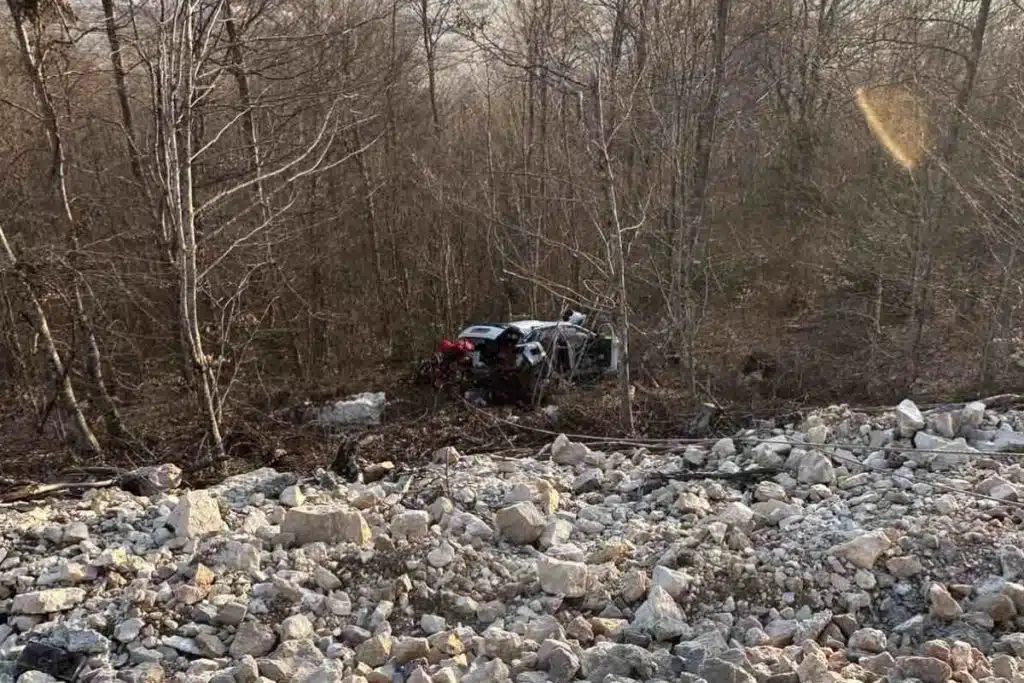 Bračni par i beba sletjeli u provaliju vozilom bh. oznaka, jedna osoba teže ozlijeđena
