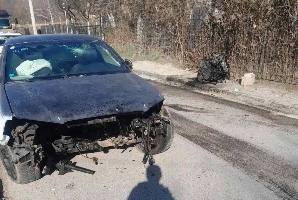 Foto/ Težak udes na Sedreniku, od siline udara ispao motor iz automobila