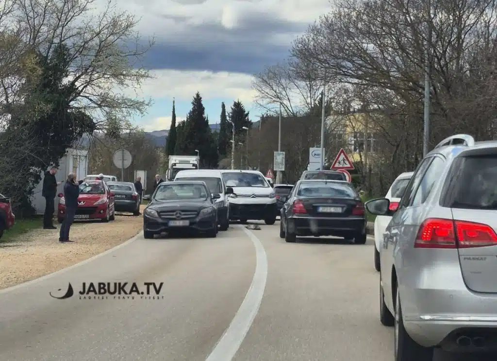 Jedna osoba ozlijeđena u sudaru tri automobila u Pologu