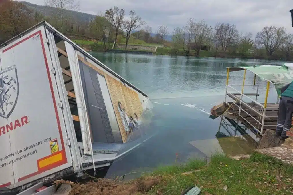 BiH: Muškarac poginuo pri slijetanju kamiona u rijeku