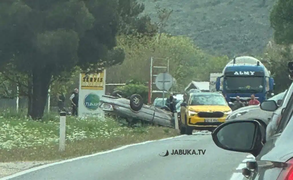 Automobil na krovu na M17 kod Mostara, promet obustavljen