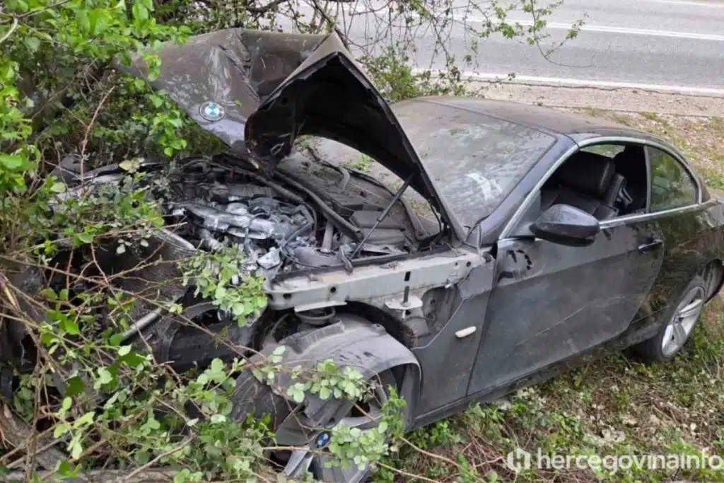 BMW sletio s ceste i zapalio se kod Mostara