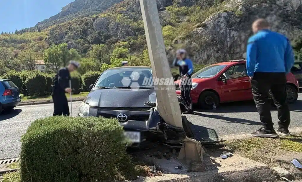 Prometna nesreća u Mostaru, jedno vozilo udarilo u rasvjetni stup