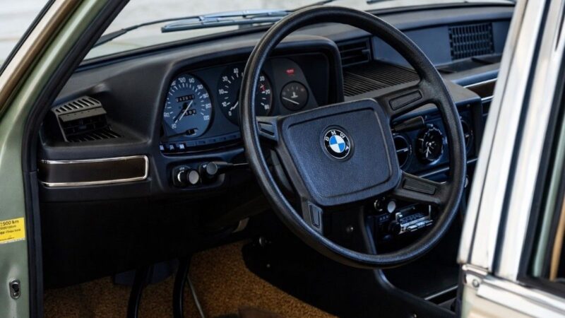 Oldtimer iz oglasnika: BMW 525 E12 je mirovao skoro tri decenije
