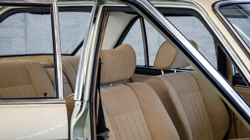 Oldtimer iz oglasnika: BMW 525 E12 je mirovao skoro tri decenije