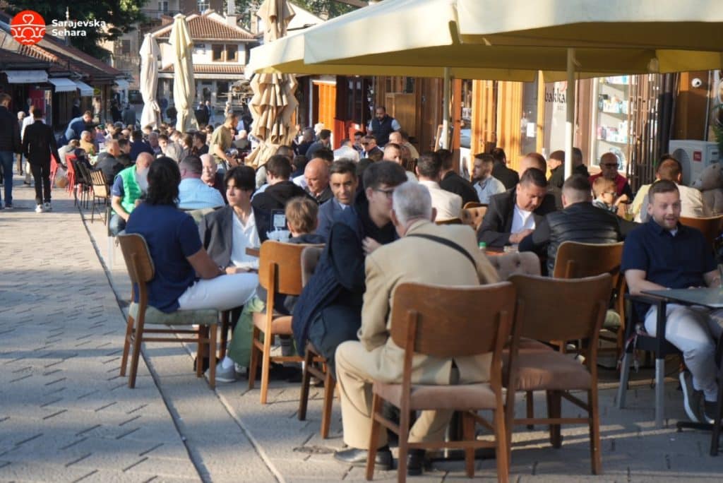 Foto/ Nezaobilazna prva bajramska kafa: Prelijepa atmosfera na ulicama Sarajeva
