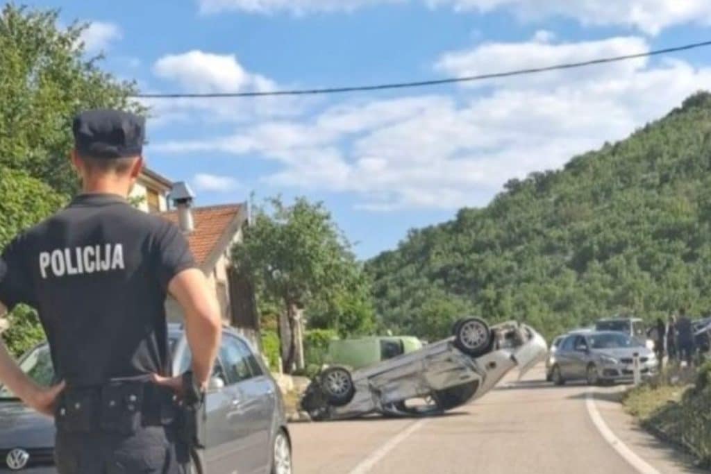 Hercegovina: Mercedes završio na krovu nakon sudara na magistralnoj cesti