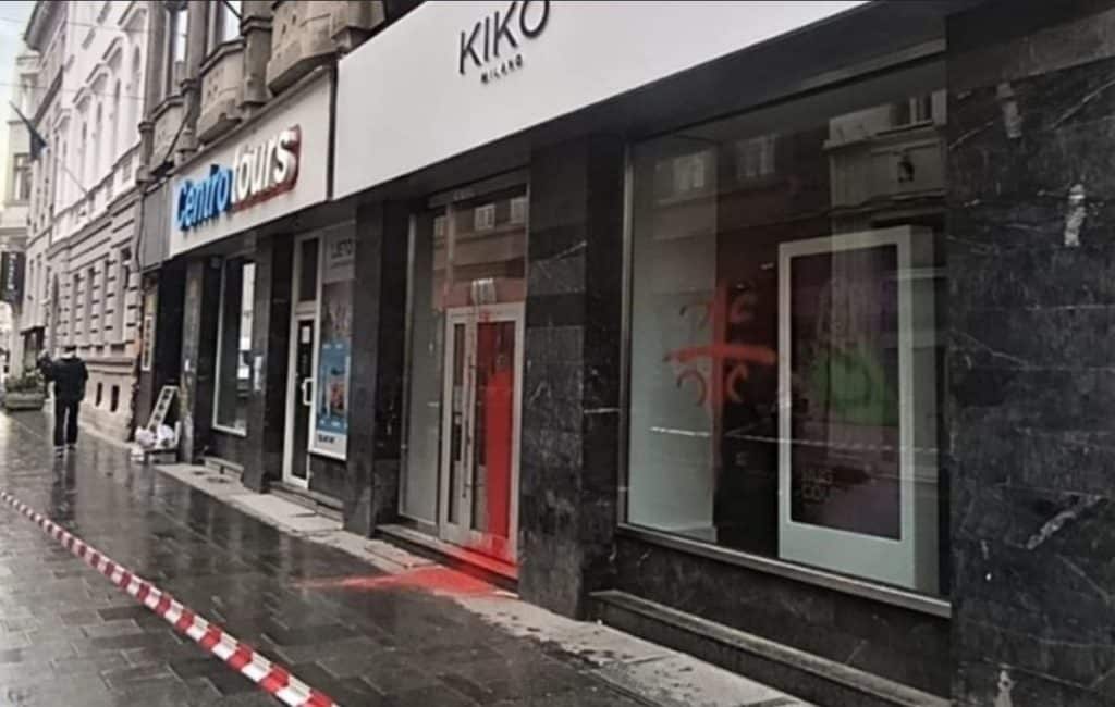 Nepoznate osobe išarale izloge u centru Sarajeva simbolima “4S” i polile radnje crvenom bojom