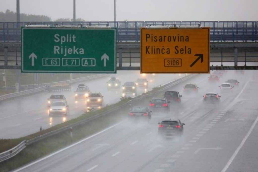 Nevjerojatni prizori na autocesti prema Zagrebu: Vozila slijetala s kolnika jedno za drugim
