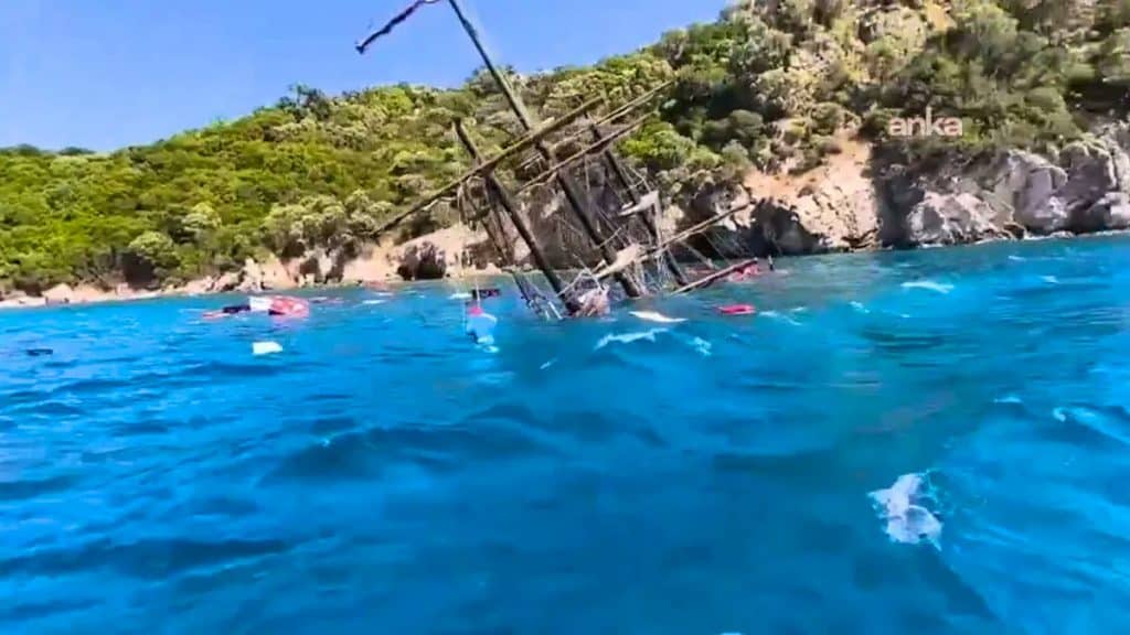 Potonuo gusarski brod u Turskoj: 148 turista skakalo u more