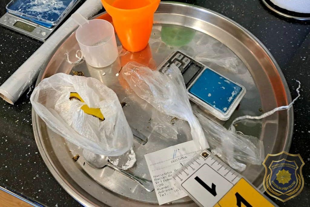 Velika policijska akcija u Sarajevu: Uhićeno pet osoba, pronađeni droga, novac i pištolj